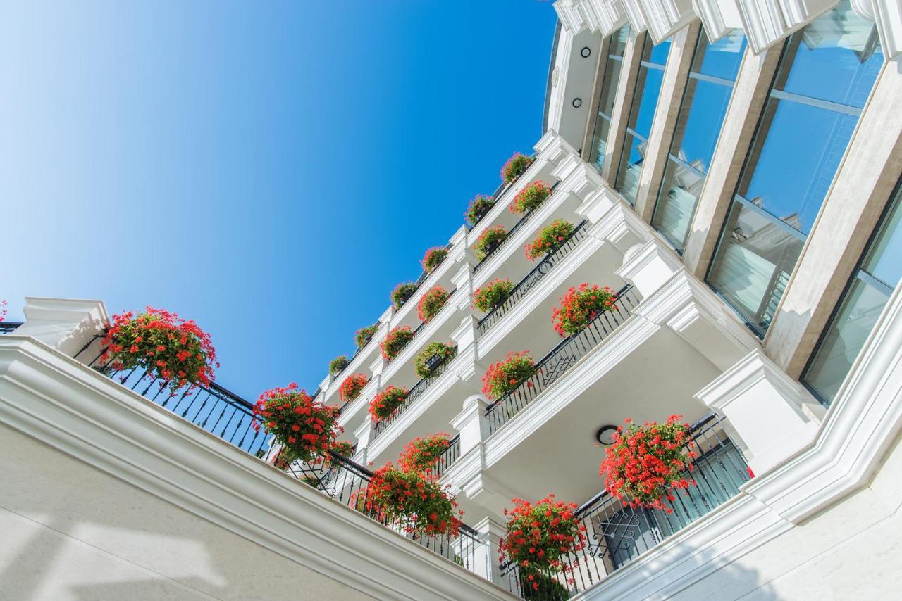 Casa Di Fiore Spa And Medical Hotel, Mineral Pools & Private Beach คราเนโว ภายนอก รูปภาพ The hotel's balconies