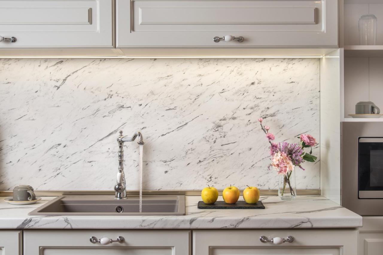 Casa Di Fiore Spa And Medical Hotel, Mineral Pools & Private Beach คราเนโว ภายนอก รูปภาพ A kitchen with a marble countertop