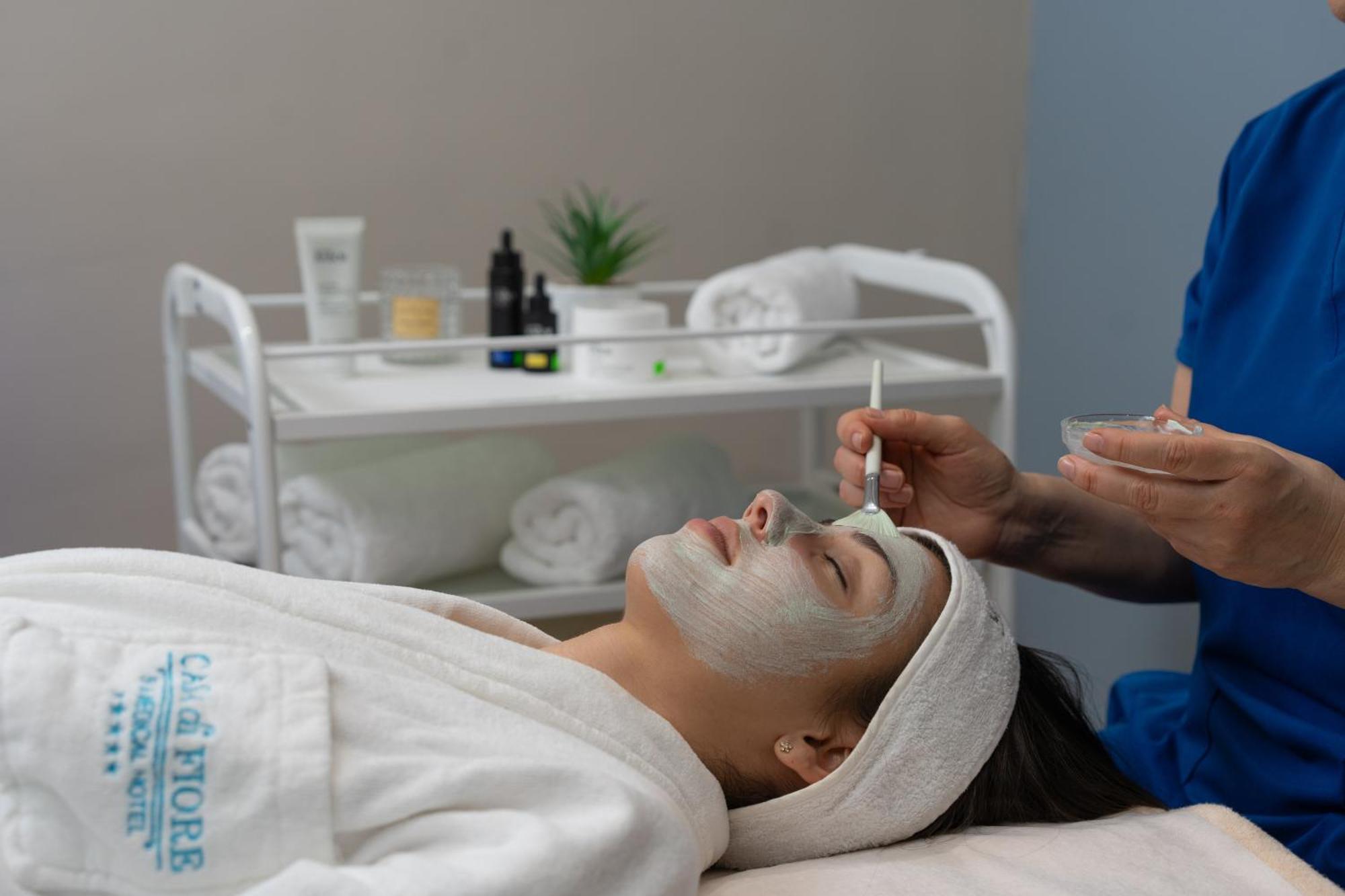 Casa Di Fiore Spa And Medical Hotel, Mineral Pools & Private Beach คราเนโว ภายนอก รูปภาพ A woman receiving a facial treatment