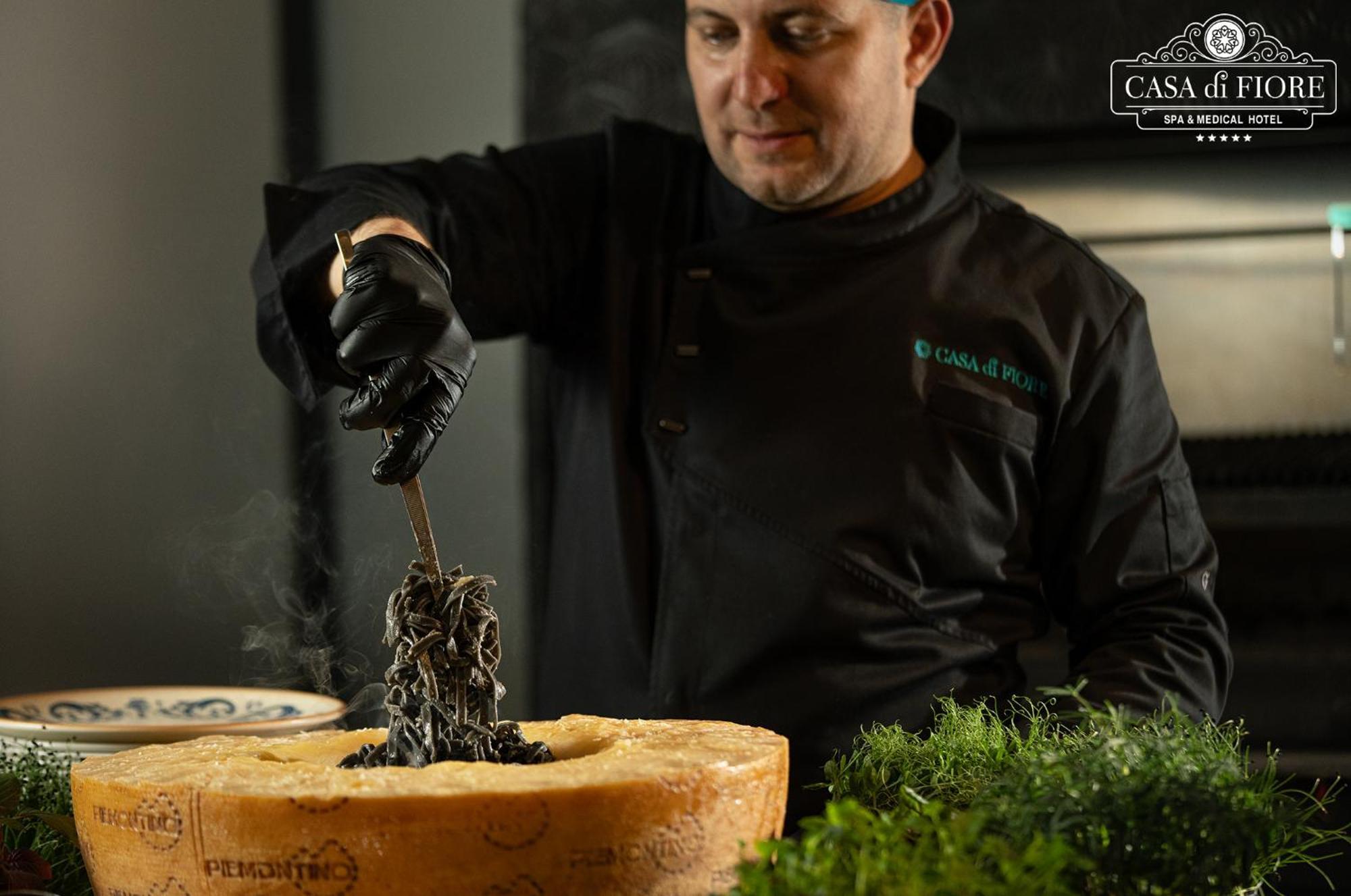 Casa Di Fiore Spa And Medical Hotel, Mineral Pools & Private Beach คราเนโว ภายนอก รูปภาพ Chef using black truffle