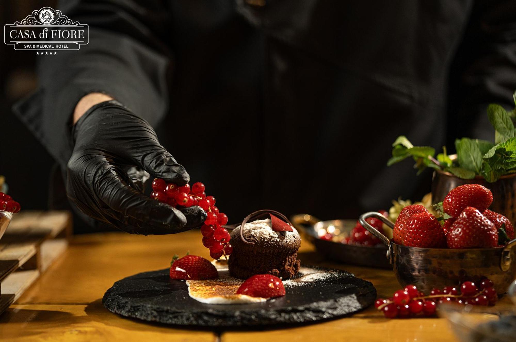 Casa Di Fiore Spa And Medical Hotel, Mineral Pools & Private Beach คราเนโว ภายนอก รูปภาพ A pastry chef preparing a dessert