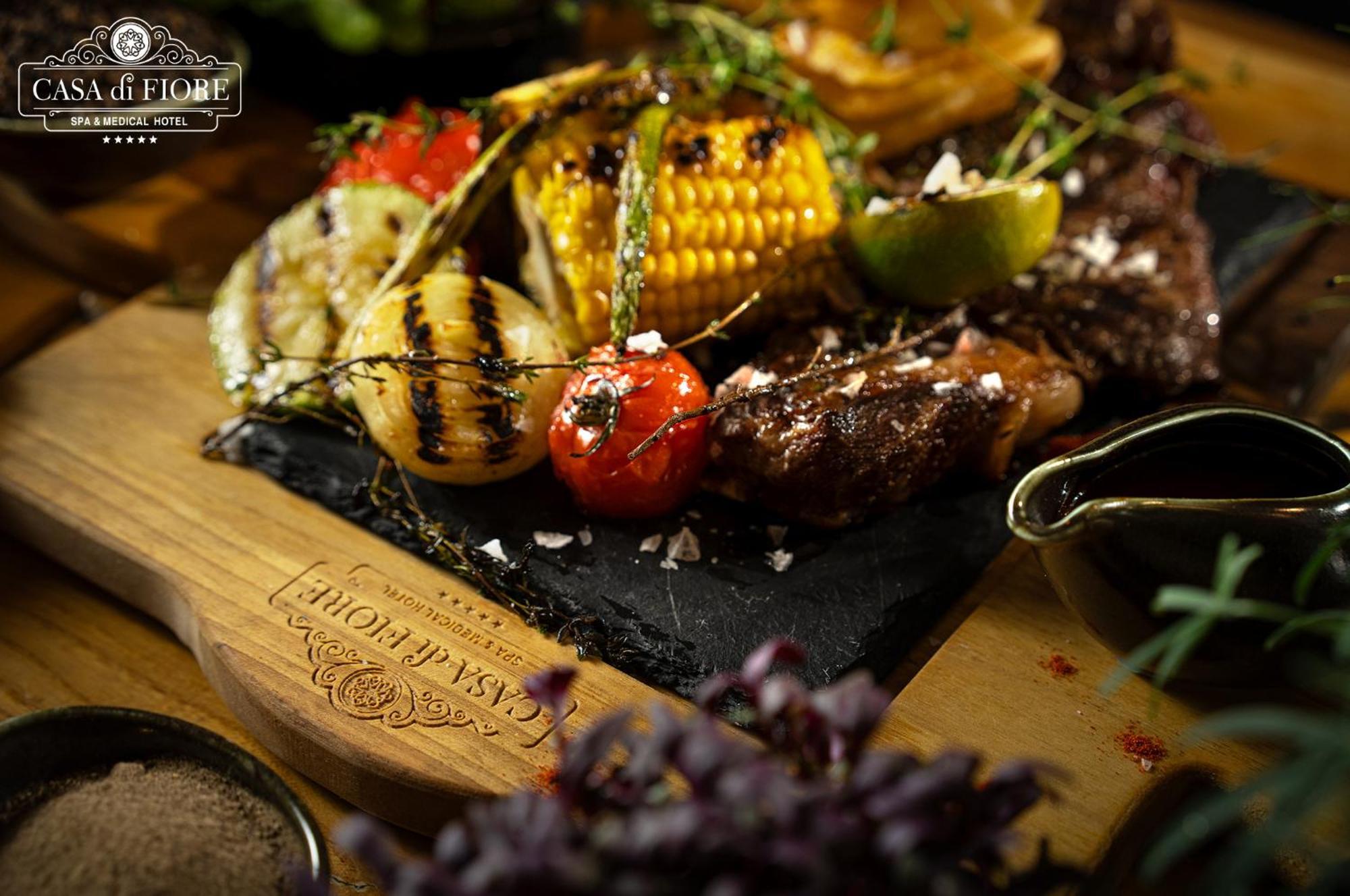 Casa Di Fiore Spa And Medical Hotel, Mineral Pools & Private Beach คราเนโว ภายนอก รูปภาพ A grilled vegetable and meat platter