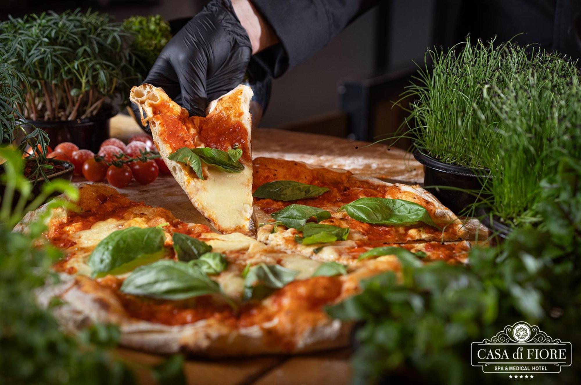 Casa Di Fiore Spa And Medical Hotel, Mineral Pools & Private Beach คราเนโว ภายนอก รูปภาพ Pizza