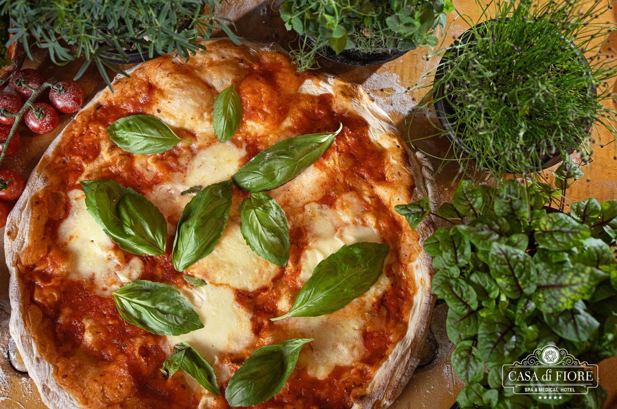 Casa Di Fiore Spa And Medical Hotel, Mineral Pools & Private Beach คราเนโว ภายนอก รูปภาพ Pizza with fresh basil