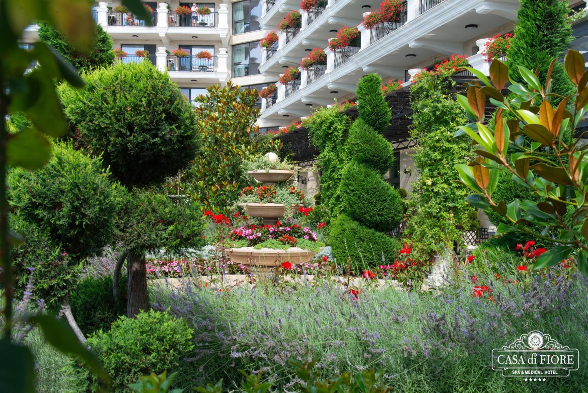 Casa Di Fiore Spa And Medical Hotel, Mineral Pools & Private Beach คราเนโว ภายนอก รูปภาพ Hotel's garden