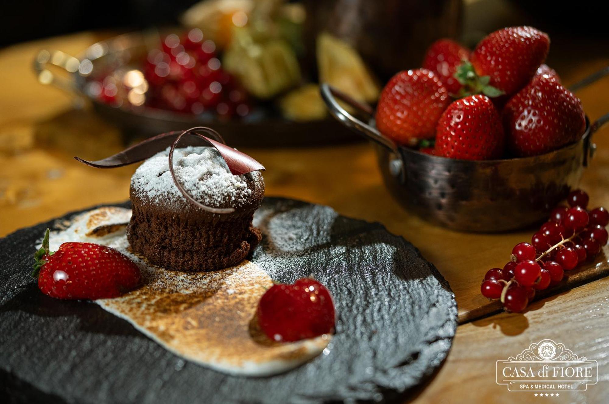 Casa Di Fiore Spa And Medical Hotel, Mineral Pools & Private Beach คราเนโว ภายนอก รูปภาพ A chocolate dessert