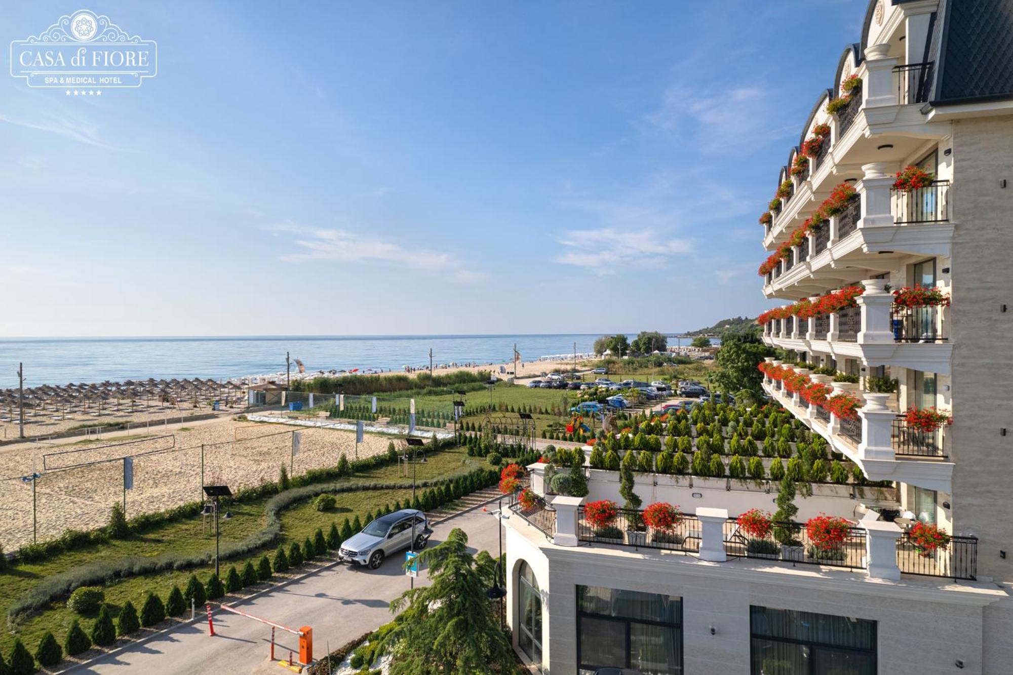 Casa Di Fiore Spa And Medical Hotel, Mineral Pools & Private Beach คราเนโว ภายนอก รูปภาพ The beach at the complex