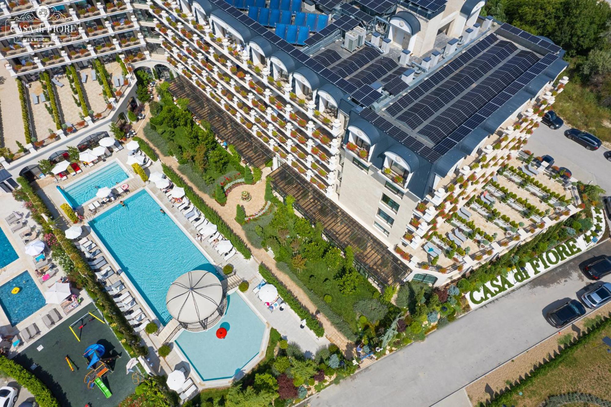 Casa Di Fiore Spa And Medical Hotel, Mineral Pools & Private Beach คราเนโว ภายนอก รูปภาพ Solar panels on a hotel