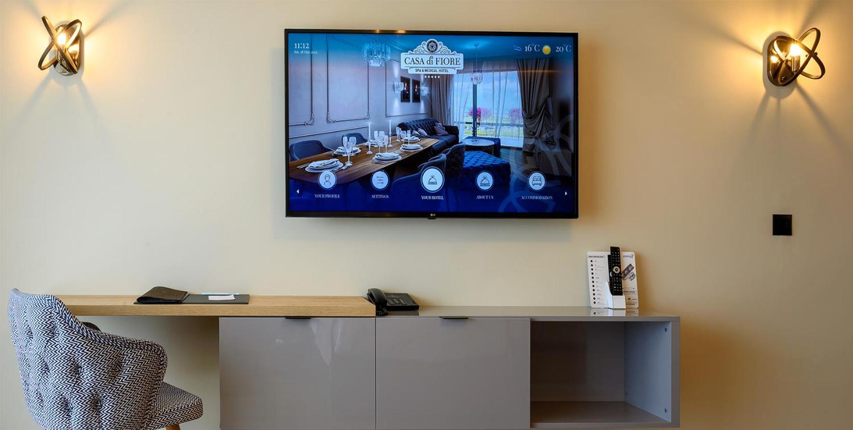 Casa Di Fiore Spa And Medical Hotel, Mineral Pools & Private Beach คราเนโว ภายนอก รูปภาพ A television with a built-in room automation system