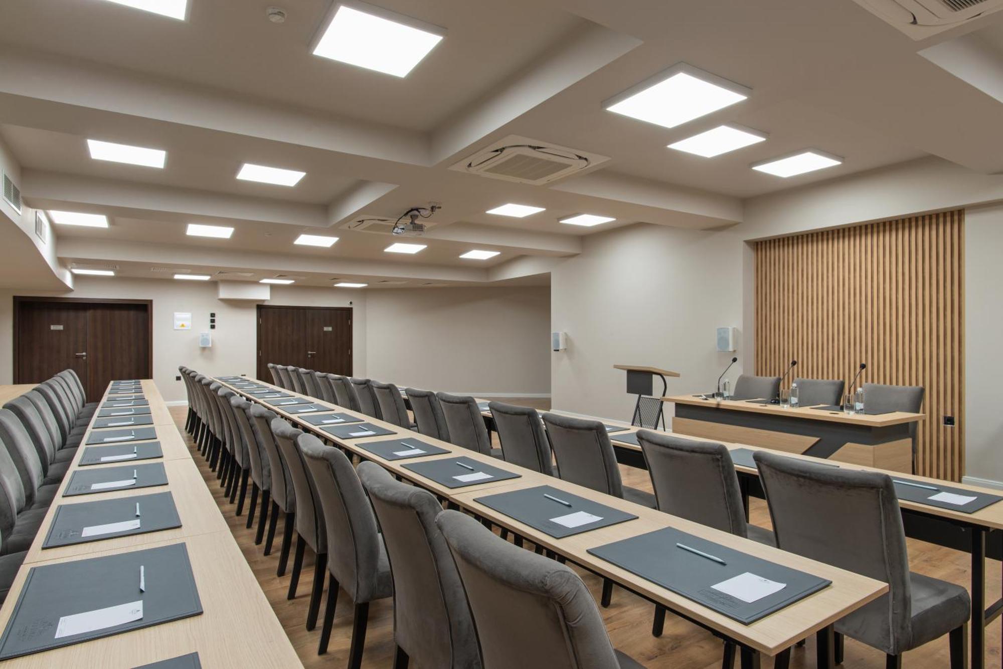Casa Di Fiore Spa And Medical Hotel, Mineral Pools & Private Beach คราเนโว ภายนอก รูปภาพ The meeting room of the European Economic and Social Committee