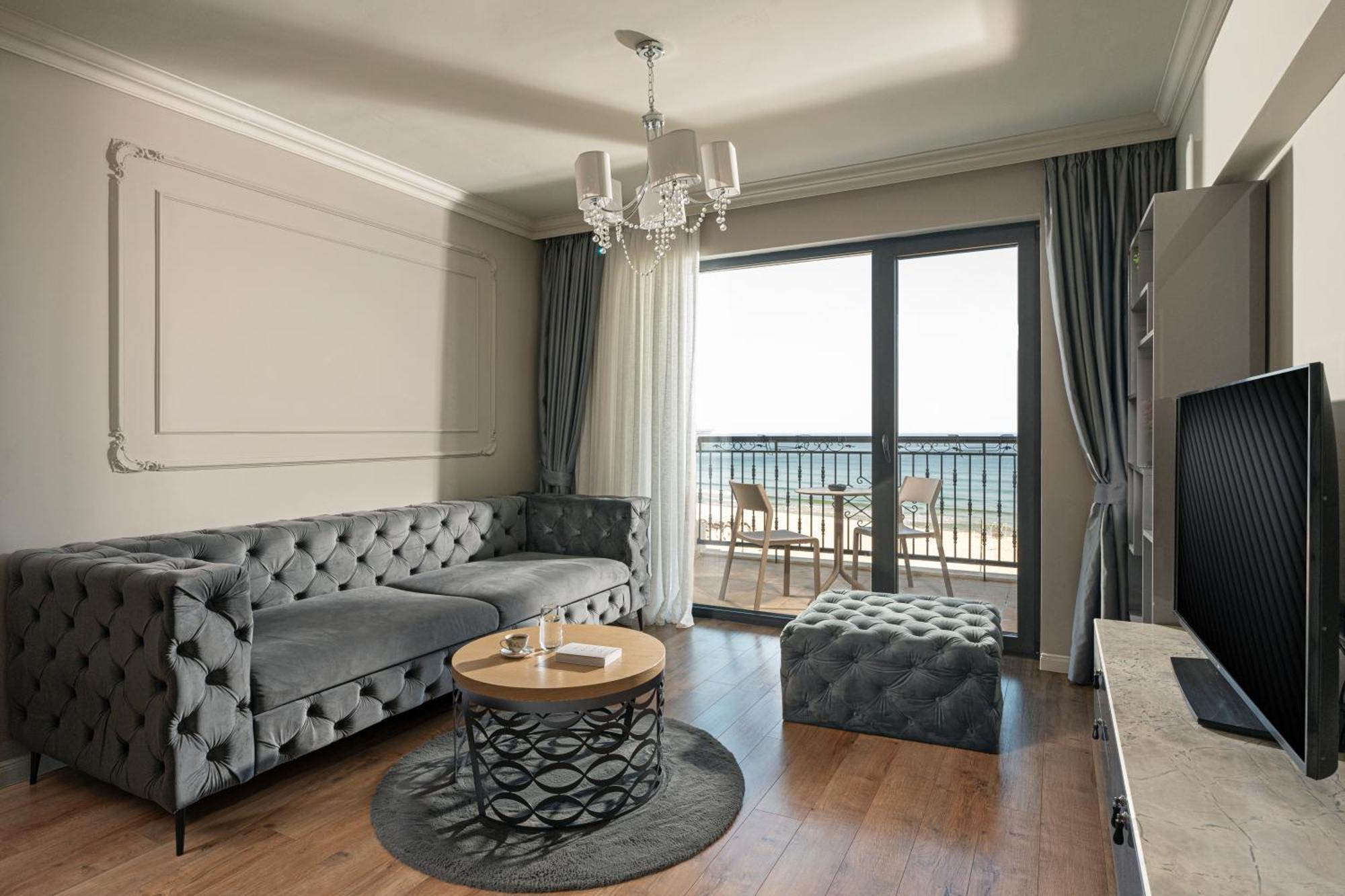 Casa Di Fiore Spa And Medical Hotel, Mineral Pools & Private Beach คราเนโว ภายนอก รูปภาพ A living room