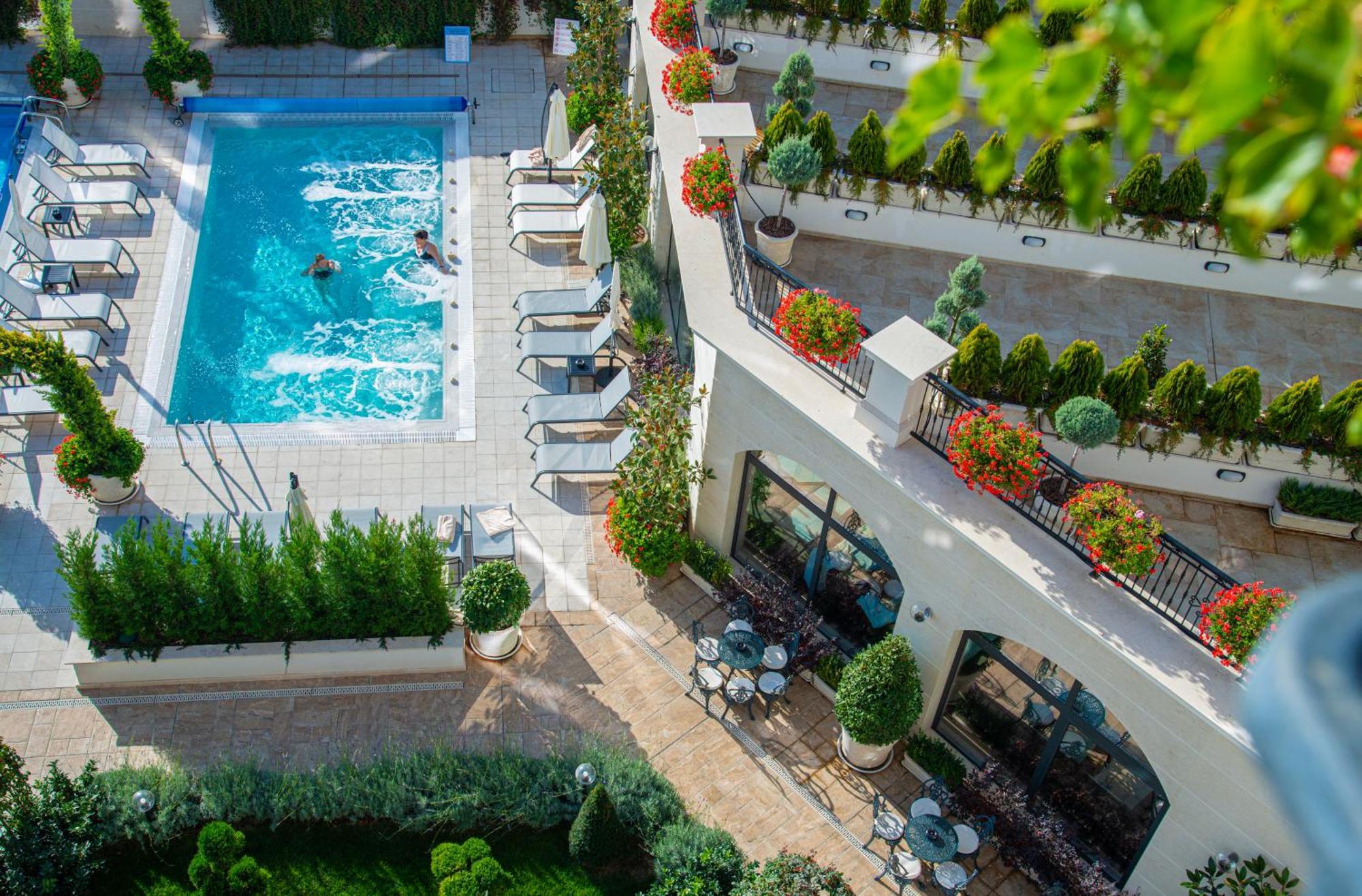 Casa Di Fiore Spa And Medical Hotel, Mineral Pools & Private Beach คราเนโว ภายนอก รูปภาพ The pool at the hotel
