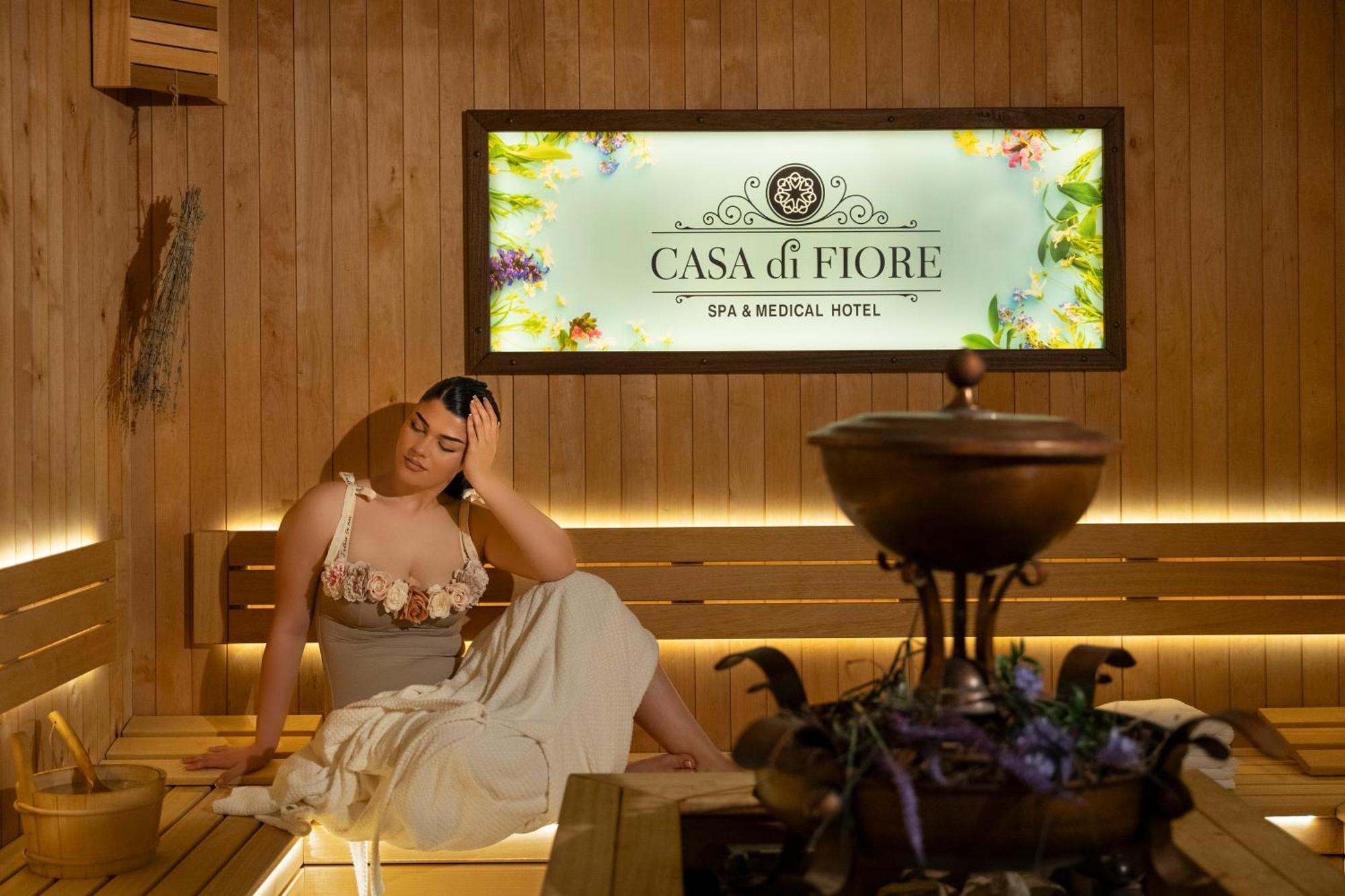 Casa Di Fiore Spa And Medical Hotel, Mineral Pools & Private Beach คราเนโว ภายนอก รูปภาพ A woman in a spa