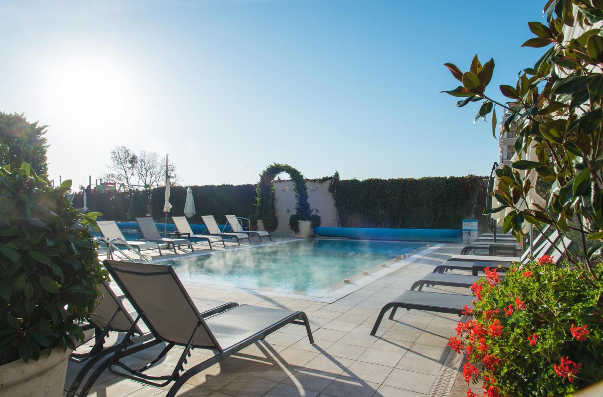 Casa Di Fiore Spa And Medical Hotel, Mineral Pools & Private Beach คราเนโว ภายนอก รูปภาพ The pool at the hotel